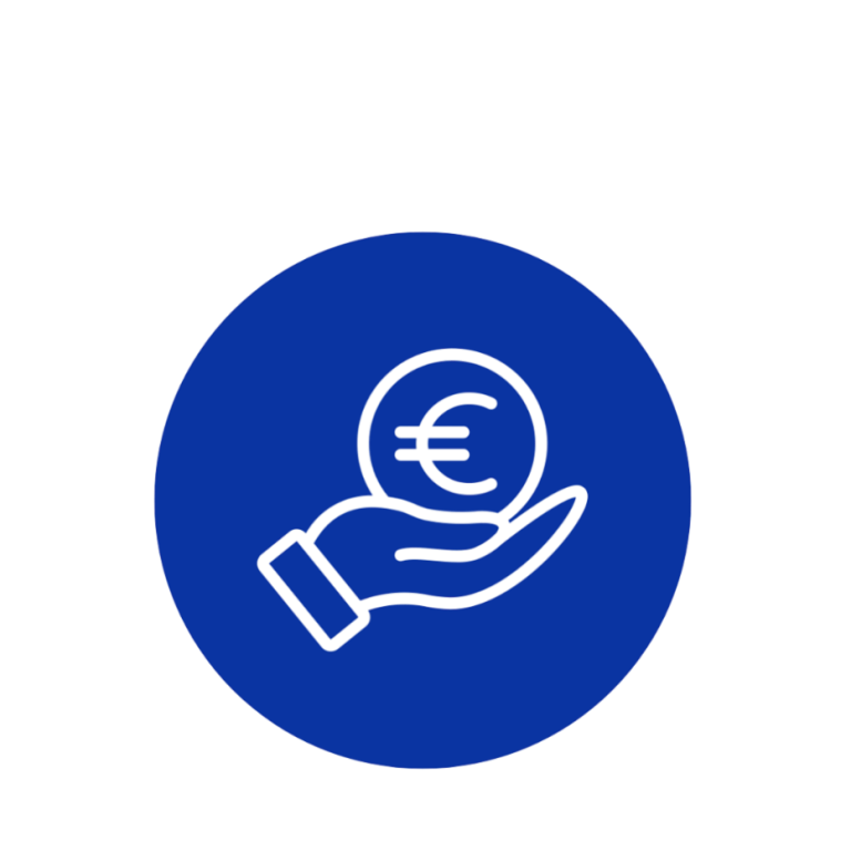 Hand hält eine Euro-Münze auf blauem Hintergrund.